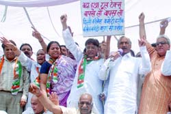 Delhi Pradesh Congress Committee activists demonstrate against toll tax hike by the BJP-led MCD at Turkman Gate Chowk, near Ram Lila Ground, in New Dehi