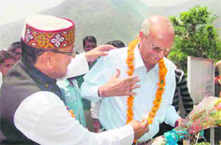 Avdhash Kaushal, chairperson of the Rural Litigation and Entitlement Kendra, is felicitated by Uttarakhand Sports and Disaster Management Minister Khazan Das.