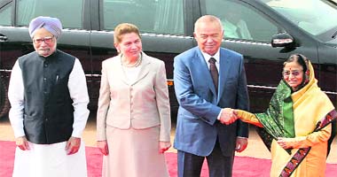 President Pratibha Patil and Prime minister Manmohan Singh welcome Uzbekistan President Islam Karimov and his wife Tatiana Akbarovna at the Rashtrapati Bhawan in New Delhi on Wednesday