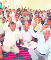 Lekhpals hold a dharna in Dehradun 