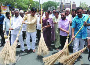 Delhi Mayor Rajni Abbi, deputy mayor Anil Sharma and other leaders during the inauguration of the safai abhiyan in the MCD area of the Chandni Chowk main road in Delhi