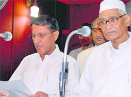 Governor Jagannath Pahadia administers the oath of office to Naresh Gulati (left) as Chief Information Commissioner in Chandigarh 