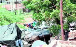Illegal kundi connections to pilfer power in a Jammu locality