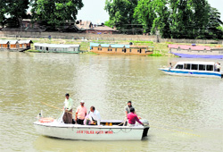 A rescue team of the Kashmir police search for the body of Shaker Ahmad Bhat in the Jhelum in Srinagar on Friday