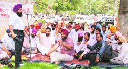 Revenue officials stage a dharna against the police department in Ludhiana 