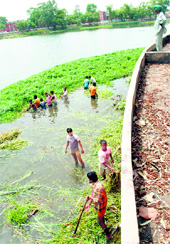 The MC workers clean Rajindra Lake