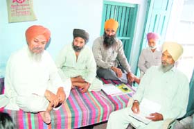 Members of the Zameen Bachao Kisan Sangharsh Samiti discuss their strategy in Ambala