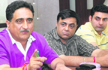 Representatives of Vyapar Sena Punjab issue an ultimatum in Jalandhar on Saturday. 