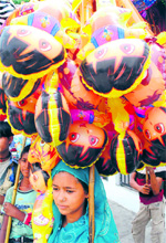 This girl selling balloons in Patiala seems to be batting for girls
