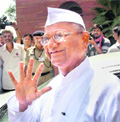 Anna Hazare arrives for the meeting. 