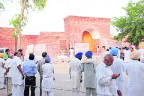 Mourners wait outside the newly-built mansion of Deputy Chief Minister Sukhbir Singh Badal for the body of his mother and Chief Minister Parkash Singh Badals wife Surinder Kaur Badal to arrive, at Badal village on Tuesday