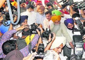 Chief Minister Parkash Singh Badal, Sukhbir Singh Badal and other leaders with the body of Surinder Kaur at the PGI in Chandigarh
