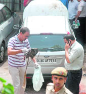 Members of the bomb-disposal squad inspect the site of the blast in New Delhi on Wednesday.