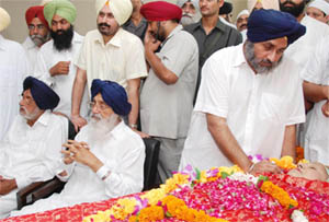 Deputy CM Sukhbir Singh Badal stands besides the body of Surinder Badal while Chief Minister Parkash Singh Badal sits along with his younger brother Gurdas Bada