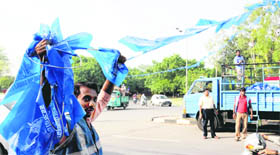 The enforcement staff of the Chandigarh MC remove banners of Mayawatis rally from Madhya Marg during a special drive on Thursday.