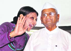 Anna Hazare with Mallika Sarabhai at the Gujarat Vidyapeeth in Ahmedabad