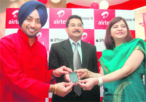 Singer Satinder Sartaj along with Airtel CEO, Upper North, Shashi Arora, handing over the first iPhone 4 to a customer in Chandigarh.