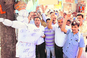 BURNING ISSUE: Shopkeepers protest against HUDA officials in Panchkula on Friday.