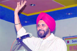 Dr HS Bedi, head, department of cardio vascular and thoracic surgery at the CMCH gives a lecture to senior citizens in Ludhiana.