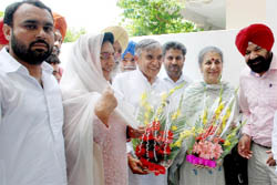 Union ministers Ambika Soni, Pawan Kumar Bansal and Congress Legislature Party leader Rajinder Kaur Bhattal being received by Congress activists in Bathinda on Sunday