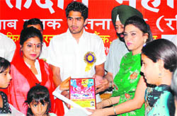 Boxer Vijender Singh distributes prizes to the participaints of a blood donation Camp in Patiala on Sunday. 