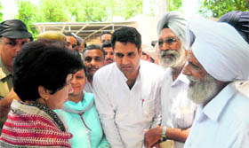 Members of the Jameen Bachao Sangharsh Samiti meet Union Minister Selja at Ambala Cantonment on Sunday.