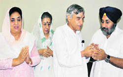 Cong leaders RK Bhattal, Ambika Soni and PK Bansal with Sukhbir Badal