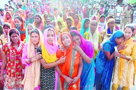 Family members of Sonu and women of Nayagaon village hold a demonstration on the Shimla bypass