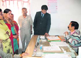 Residents of Indira Colony lodge a protest regarding inadequate water supply with a Jal Sansthan official in Mussoorie on Monday