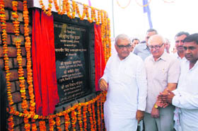 Chief Minister Bhupinder Singh Hooda lays the foundation stone of a grain and vegetable market at Barwala in Hisar district. 