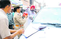  A traffic cop challans a violator in Patiala.