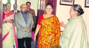 The Governor of the Southern Province in Sri Lanka, Kumari Balasurya, and her husband, Dr Jagat Balasurya, are welcomed by Uttarakhand Governor Margaret Alva at Raj Bhawan, Nainital.