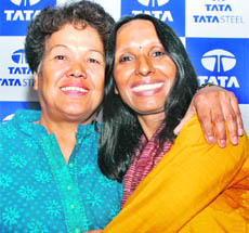 First Indian woman to scale Mt Everest Bachendri Pal (L) and oldest Indian woman to accomplish the feat Premlata Agarwal address a press conference in New Delhi 