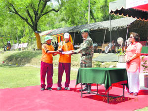 Brig Balraj Mehta, Commander, Nowshera Brigade, gives away the trophy to the winners.