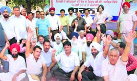 Congress councillor Balraj Thakur and residents of unapproved colonies hold a protest against the denial of power connections to their houses by the PSPCL in Jalandhar on Monday