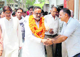 Kangra BJP MP Rajan Shushant being greeted by supporters at Hamirpur 