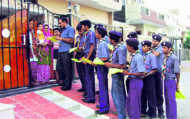 Volunteers of Bharat Scouts educate residents on water conservation in Kaithal. Photo by the writer