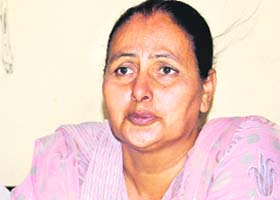 Daswinder Kaur addresses mediapersons in Amritsar