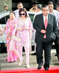 Mukesh Ambani, chairman of Reliance Industries Ltd, arrives with his mother Kokilaben Ambani (L) and wife Nita Ambani (C) to address the annual shareholders meeting in Mumbai on Friday