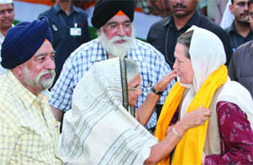A delegation of Sikhs with Delhi Chief Minister Sheila Dikshit offers a saropa to UPA chairperson Sonia Gandhi to thank her for the omission of the names of 142 Sikhs from the blacklist, at her residence in New Delhi on Thursday evening. 