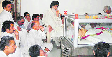 Punjab Chief Minster Parkash Singh Badal and other leaders mourn the death of former Chief Minister Bhajan Lal in Hisar 