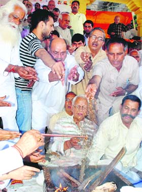 People take part in Baba Ramdevs satyagraha at Mandi on Saturday