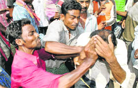 Villgers beat up CPM leaders for their alleged involvement in corruption in Burdwan district on Saturday.