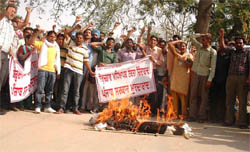 Activists of the unemployed teacher unions burn the effigy of state government in Bathinda on Monday to protest against the lathi-charge by the police on them at Lambi.