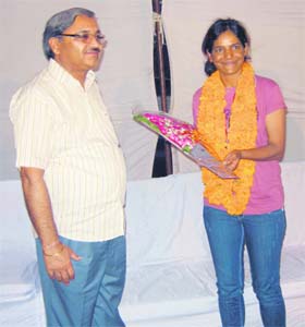 SDM Arvind Sharma felicitates Mt. Everest climber Sunita Singh Gujjar in Rewari