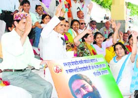 People come in support of Baba Ramdev in Mandi on Monday