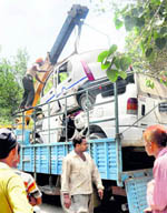 go, going, gone Staff of the municipal corporation take away cars from Sector 38 in Chandigarh on Tuesday.