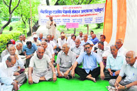 Pensioners stage a dharna at Gandhi Park in Dehradun on Tuesday. 