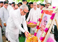 Chief Minister Bhupinder Singh Hooda pays floral tributes to former Chief Minister Bhajan Lal at a condolence meeting in Hisar on Wednesday.