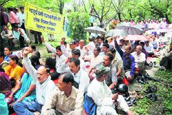 Class IV employees of the Uttarakhand Government hold a dharna at Gandhi Park, Dehradun, on Thursday. 